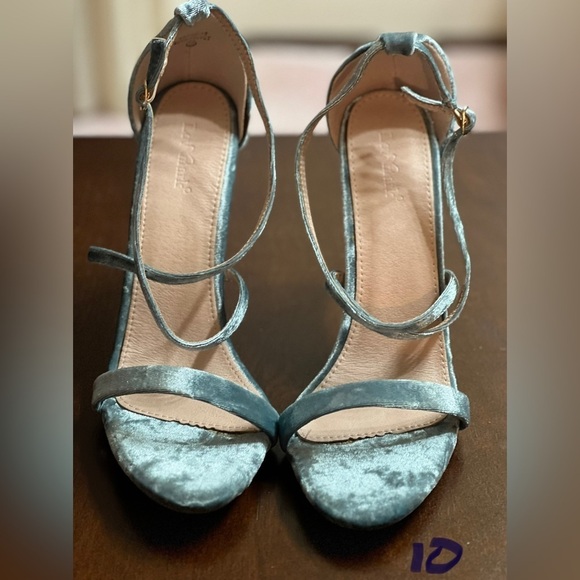 LADIES SZ 10 BABY BLUE VELVETY HEELS - Picture 1 of 3